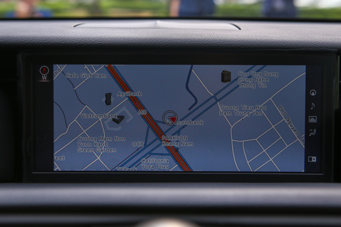 Lexus RC300 giá 3,3 tỷ - coupe thể thao cho khách hàng trẻ