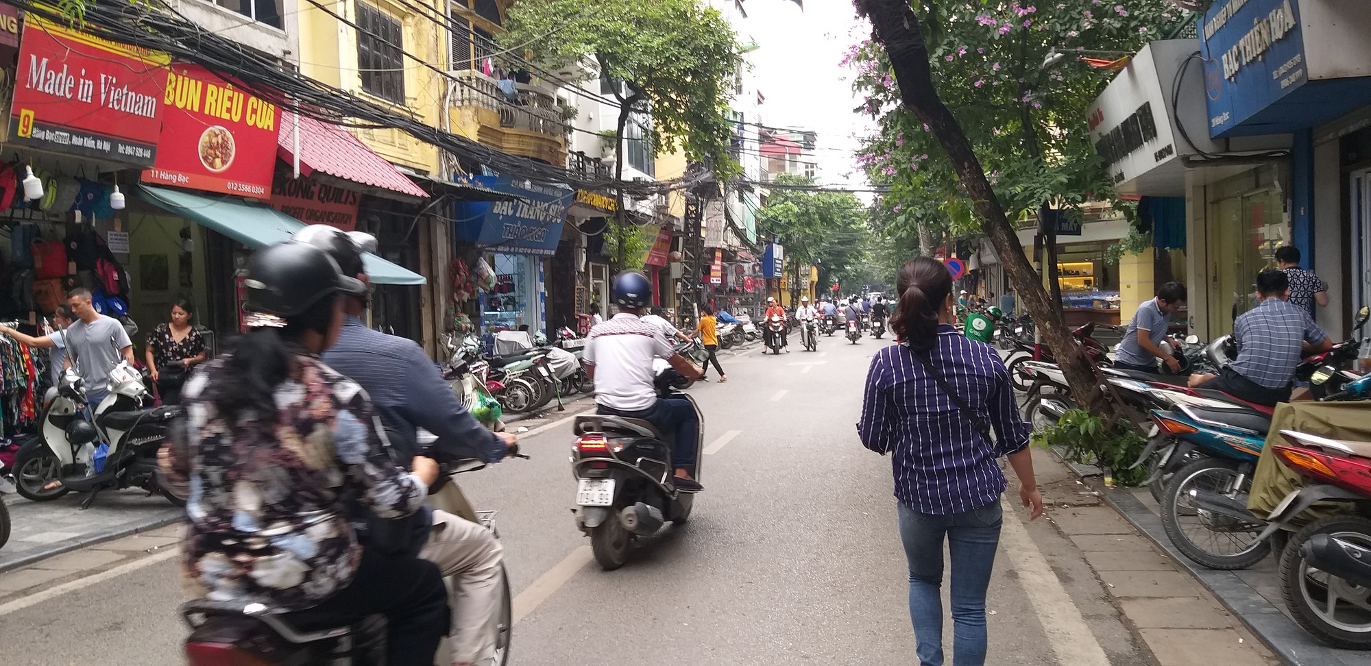 Hà Nội: Chủ tiệm vàng khống chế kẻ gian cướp 3 khay vàng ngay trước mặt