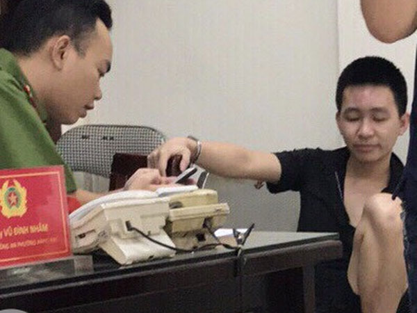 Hà Nội: Chủ tiệm vàng khống chế kẻ gian cướp 3 khay vàng ngay trước mặt