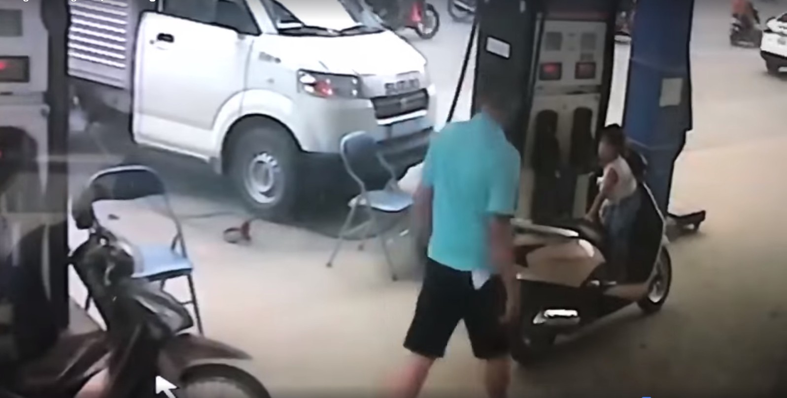 Clip gây bức xúc: Bị nhắc tự mở bình xăng, người đàn ông cầm chìa khóa đánh vào đầu nhân viên cây xăng trước mặt con gái