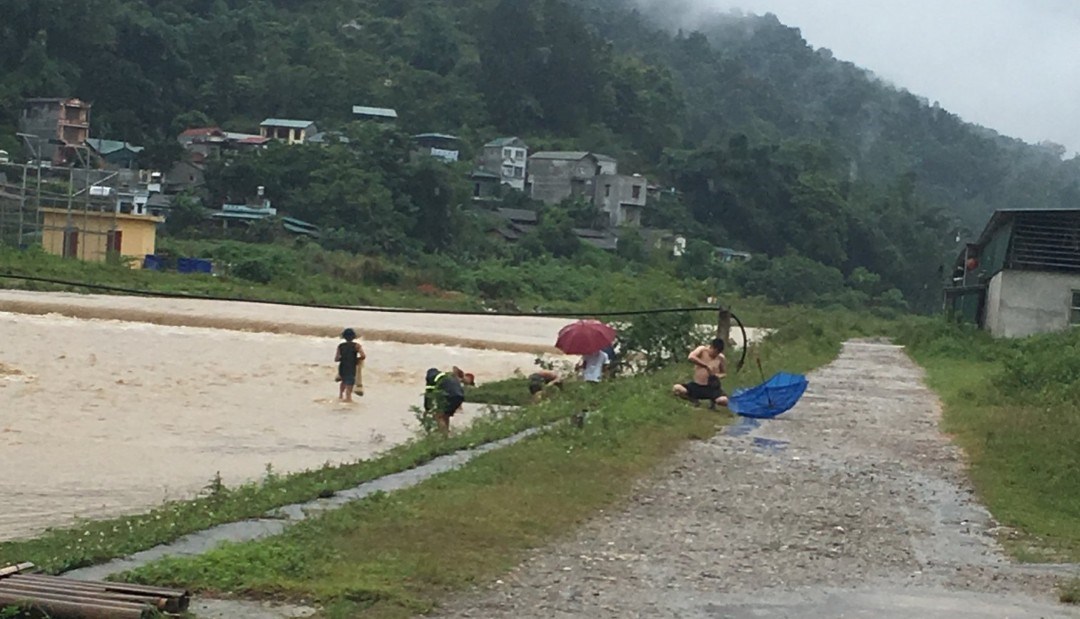 Mưa lũ, lốc xoáy ở các tỉnh miền núi phía Bắc khiến 2 người chết