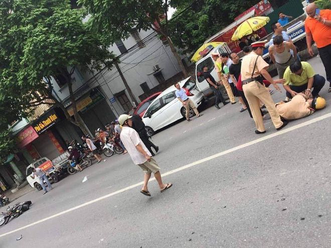 Hà Nội: Nam thanh niên xăm trổ lái xe máy thông chốt, tông gục trung uý CSGT