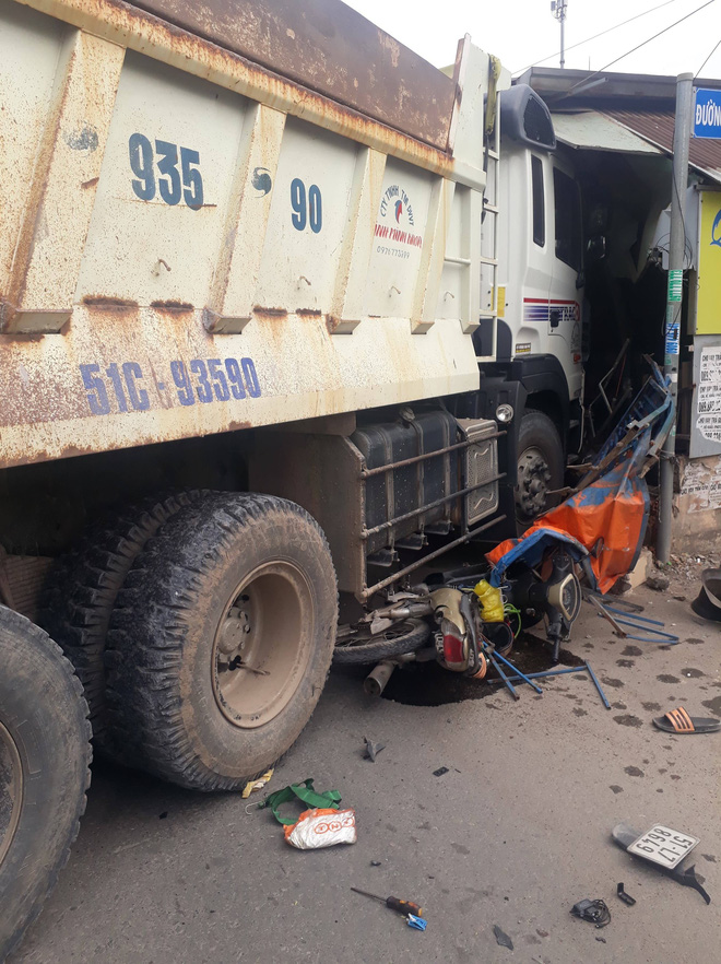 Xe ben lao vào quán cơm ở Sài Gòn, nữ chủ quán cùng người đàn ông nhập viện cấp cứu