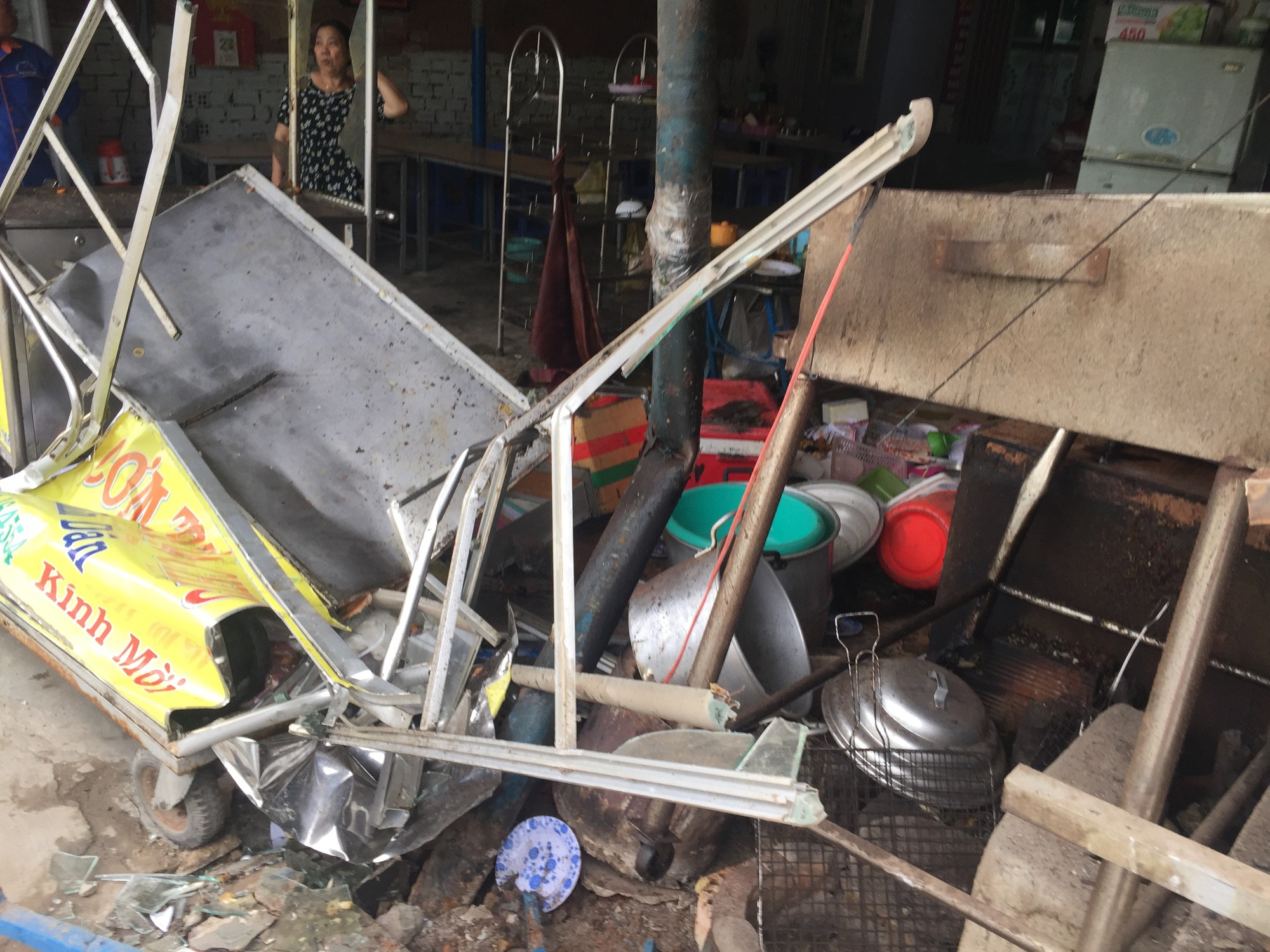 Xe ben lao vào quán cơm ở Sài Gòn, nữ chủ quán cùng người đàn ông nhập viện cấp cứu