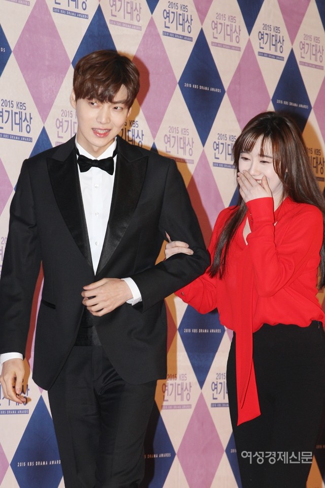 Nàng cỏ Goo Hye Sun chăm chồng kiểu gì mà khéo thế, Ahn Jae Hyun còi cọc đã lột xác ngoạn mục sau 4 năm!