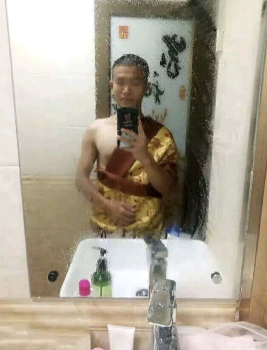 Chàng trai phát hiện công dụng mới của khăn trải giường khách sạn: Buồn buồn quấn lên người cosplay Đường Tăng chụp ảnh chơi