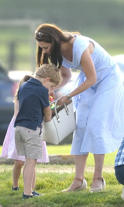 3 màu sắc trang phục vừa nhã nhặn lại sang trọng mà rất nhiều thành viên hoàng gia trên thế giới đều ưa chuộng