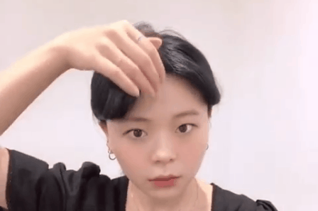 Cho ngày nóng chỉ muốn dẹp hết tóc mái: Có một cách cực hay để bạn hack tóc mái bằng thành kiểu tóc bổ luống trendy mát mẻ