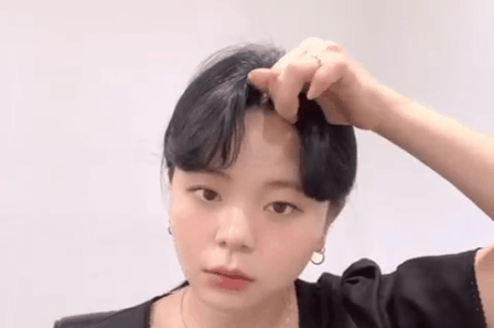 Cho ngày nóng chỉ muốn dẹp hết tóc mái: Có một cách cực hay để bạn hack tóc mái bằng thành kiểu tóc bổ luống trendy mát mẻ