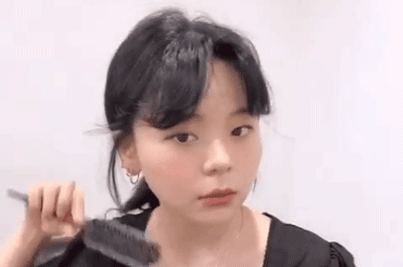 Cho ngày nóng chỉ muốn dẹp hết tóc mái: Có một cách cực hay để bạn hack tóc mái bằng thành kiểu tóc bổ luống trendy mát mẻ