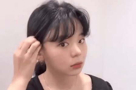 Cho ngày nóng chỉ muốn dẹp hết tóc mái: Có một cách cực hay để bạn hack tóc mái bằng thành kiểu tóc bổ luống trendy mát mẻ