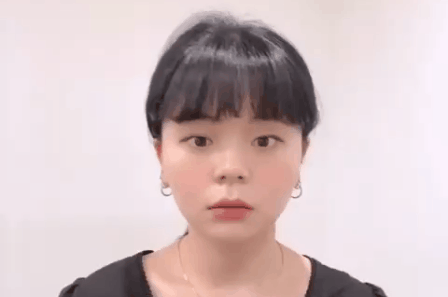 Cho ngày nóng chỉ muốn dẹp hết tóc mái: Có một cách cực hay để bạn hack tóc mái bằng thành kiểu tóc bổ luống trendy mát mẻ