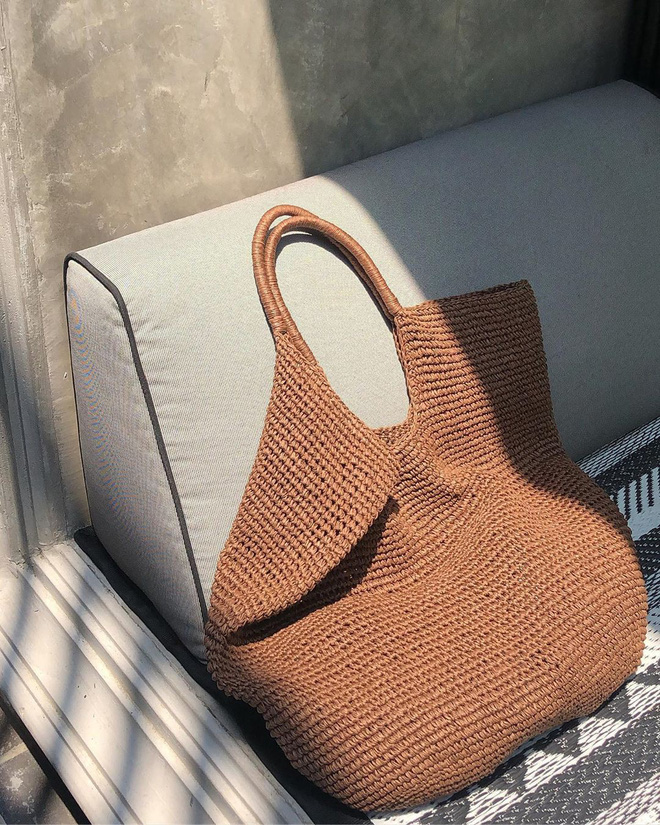 Mùa hè mà thiếu túi cói thì style của bạn cũng giảm đi vài phần thú vị