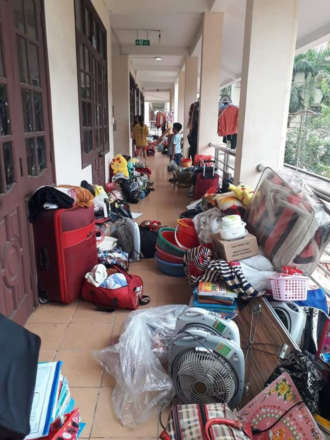 Nỗi khổ của sinh viên ở ký túc: Mỗi lần chuyển phòng cảm tưởng như đang chuyển cả thế giới