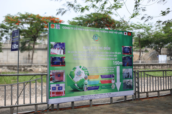 Người dân thư thả ngồi câu cá bên bờ sông Tô Lịch