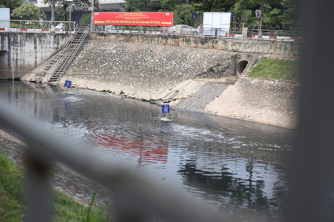 Người dân thư thả ngồi câu cá bên bờ sông Tô Lịch