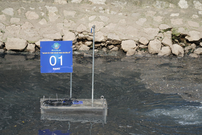 Người dân thư thả ngồi câu cá bên bờ sông Tô Lịch