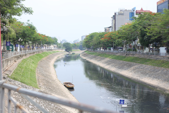 Người dân thư thả ngồi câu cá bên bờ sông Tô Lịch