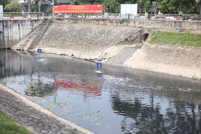 Người dân thư thả ngồi câu cá bên bờ sông Tô Lịch