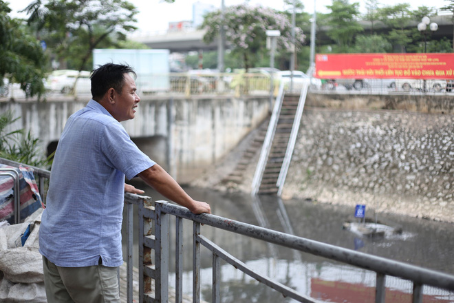 Người dân thư thả ngồi câu cá bên bờ sông Tô Lịch