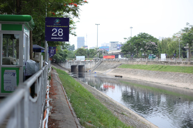 Người dân thư thả ngồi câu cá bên bờ sông Tô Lịch