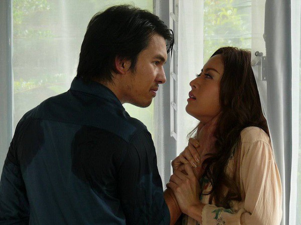 Xa nhà 6 tháng, vừa mở tủ quần áo, chồng ghen tuông lao đến tát vợ khi phát hiện vật thể lạ nhức mắt