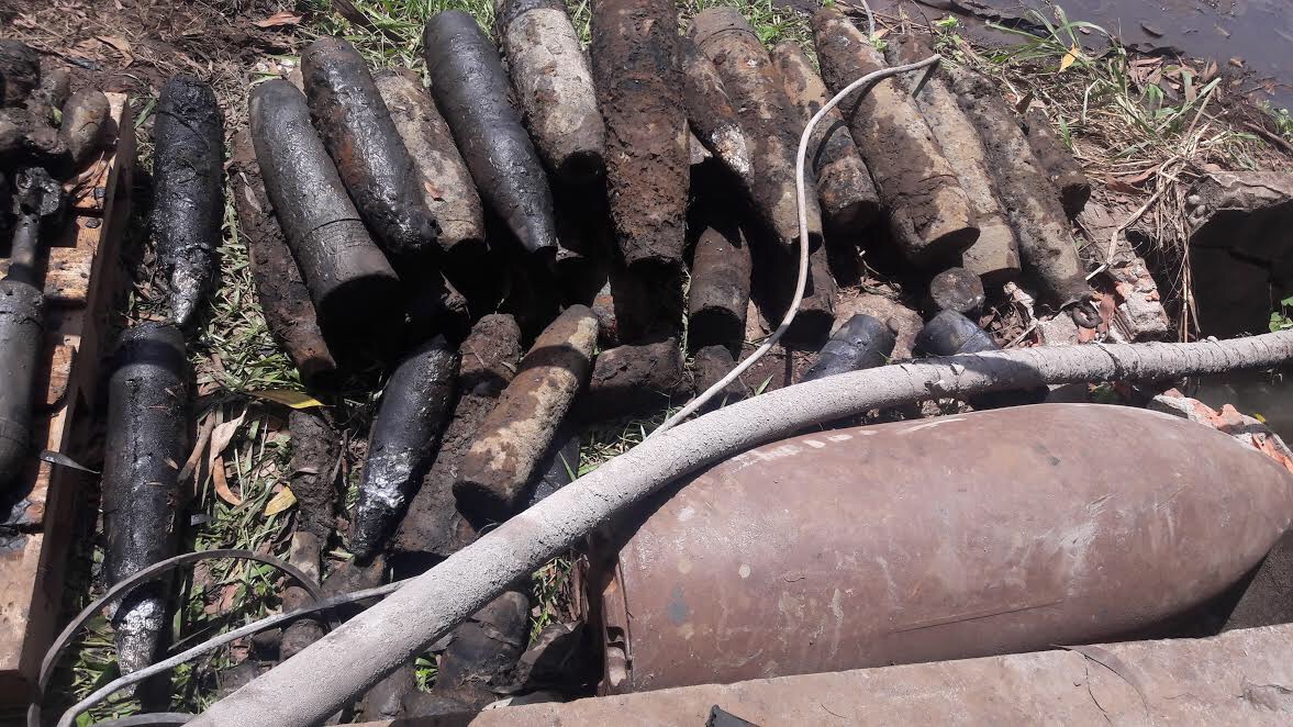 Cưa đầu đạn, lấy phế liệu đi bán, hai vợ chồng thương vong