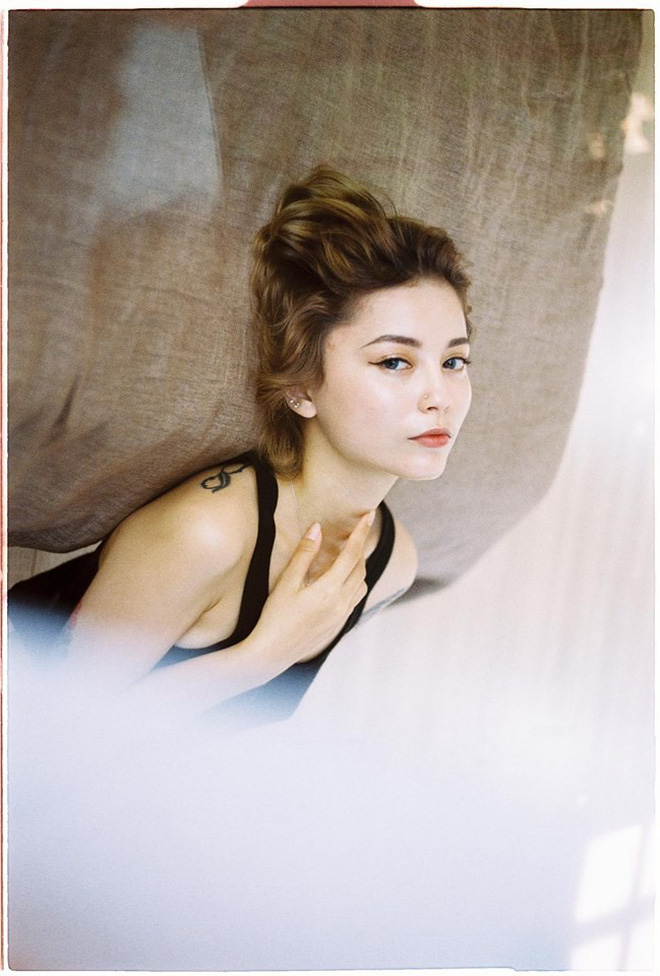 Thiên thần mới của hội con lai Việt: Sở hữu đôi mắt siêu đẹp, chỉ cao 1m58 nhưng chấp hết các thể loại lookbook