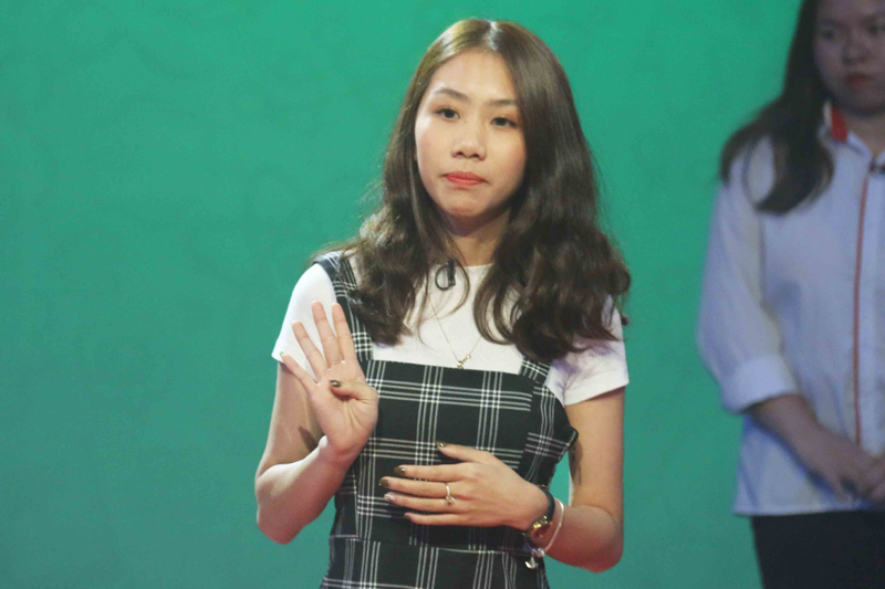 Thiếu 0.1 điểm để trở thành học sinh giỏi, nữ sinh bị bạn xa lánh 4 năm