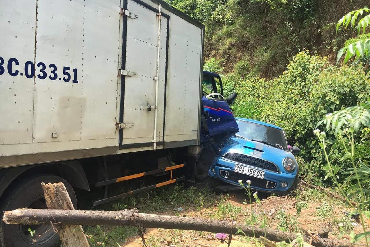 Xe tải tông hàng loạt ô tô dừng ven đường dự đám cưới ở Hà Tĩnh