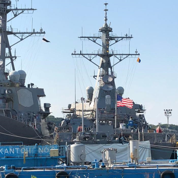 Nhà Trắng yêu cầu tàu chiến John McCain khuất mắt TT Trump