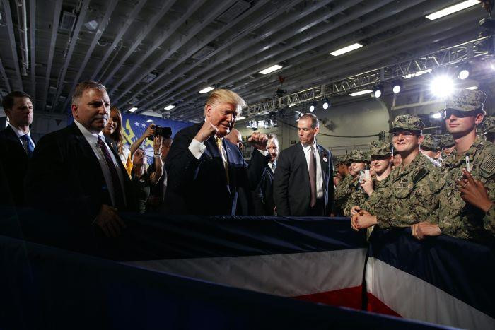 Nhà Trắng yêu cầu tàu chiến John McCain khuất mắt TT Trump