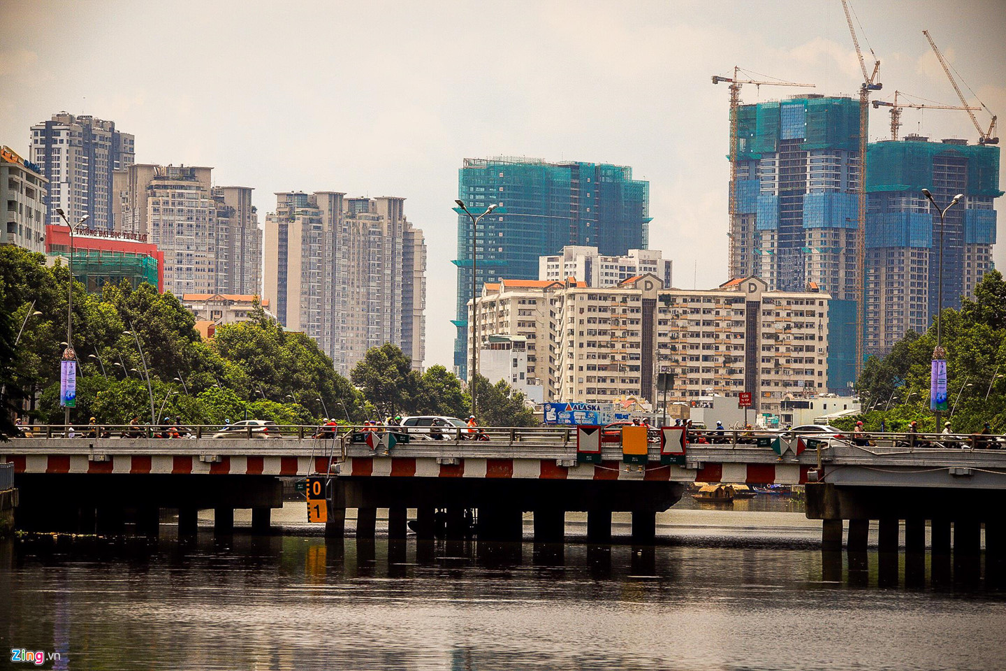 Rừng bê tông tại khu đô thị xa hoa trên đường Nguyễn Hữu Cảnh