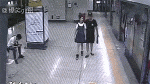 Người đàn ông bất ngờ bỏ chạy khiến hành khách trong và ngoài tàu điện ngầm hỗn loạn lao theo, khi biết được nguyên nhân ai cũng ngã ngửa