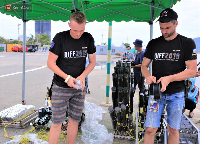 Ảnh: Xâm nhập trận địa pháo hoa khủng trước giờ khai hỏa DIFF 2019 ở Đà Nẵng