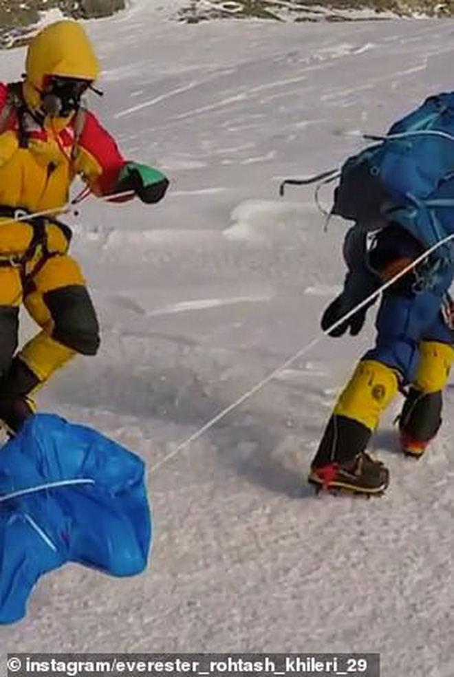 Hình ảnh rợn tóc gáy trong vụ tắc đường trên Everest: Dân bản địa kéo lê xác người đang đông cứng