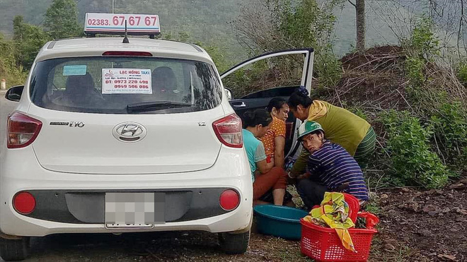 Người phụ nữ chuyển dạ trên xe taxi, nam tài xế bỗng thành người đỡ đẻ