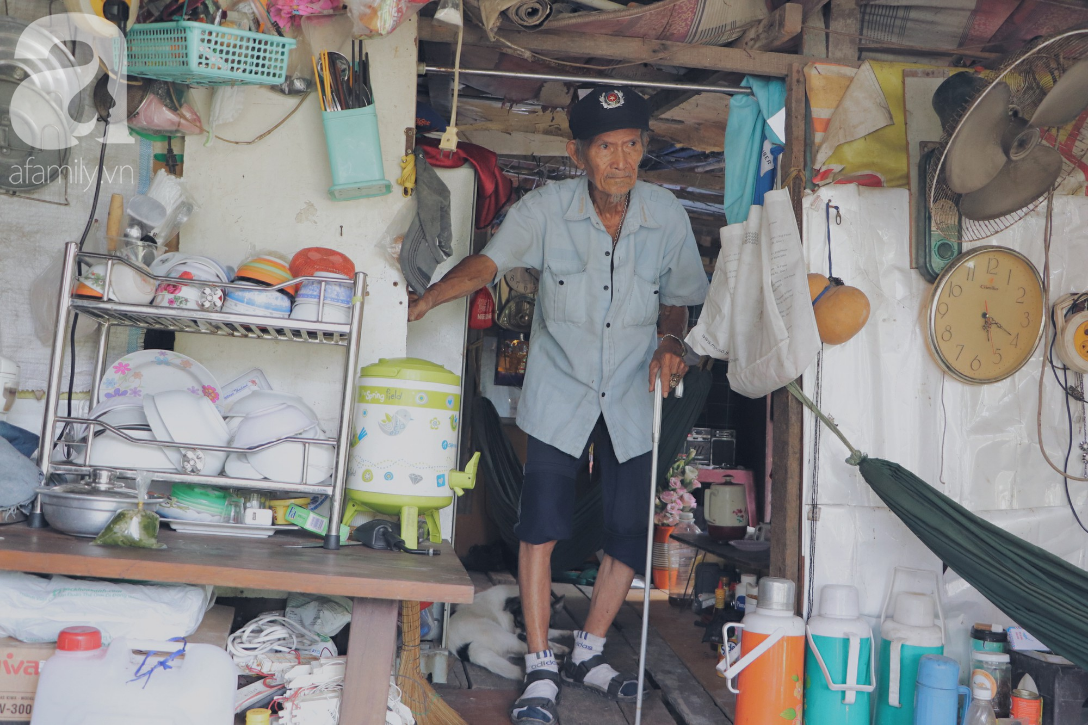 Chuyện tình sâu đậm của ông cụ 85 tuổi, hàng ngày đi lượm ve chai, bán vé dò nuôi vợ liệt giường