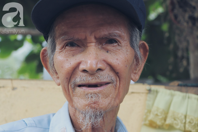 Chuyện tình sâu đậm của ông cụ 85 tuổi, hàng ngày đi lượm ve chai, bán vé dò nuôi vợ liệt giường