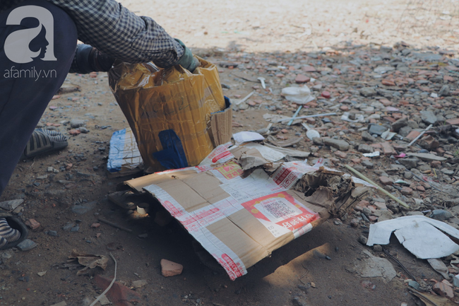 Chuyện tình sâu đậm của ông cụ 85 tuổi, hàng ngày đi lượm ve chai, bán vé dò nuôi vợ liệt giường