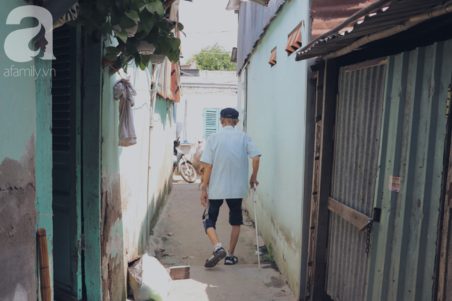 Chuyện tình sâu đậm của ông cụ 85 tuổi, hàng ngày đi lượm ve chai, bán vé dò nuôi vợ liệt giường