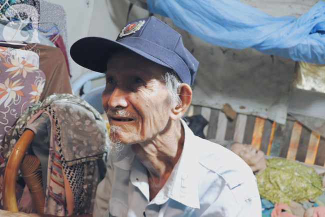 Chuyện tình sâu đậm của ông cụ 85 tuổi, hàng ngày đi lượm ve chai, bán vé dò nuôi vợ liệt giường