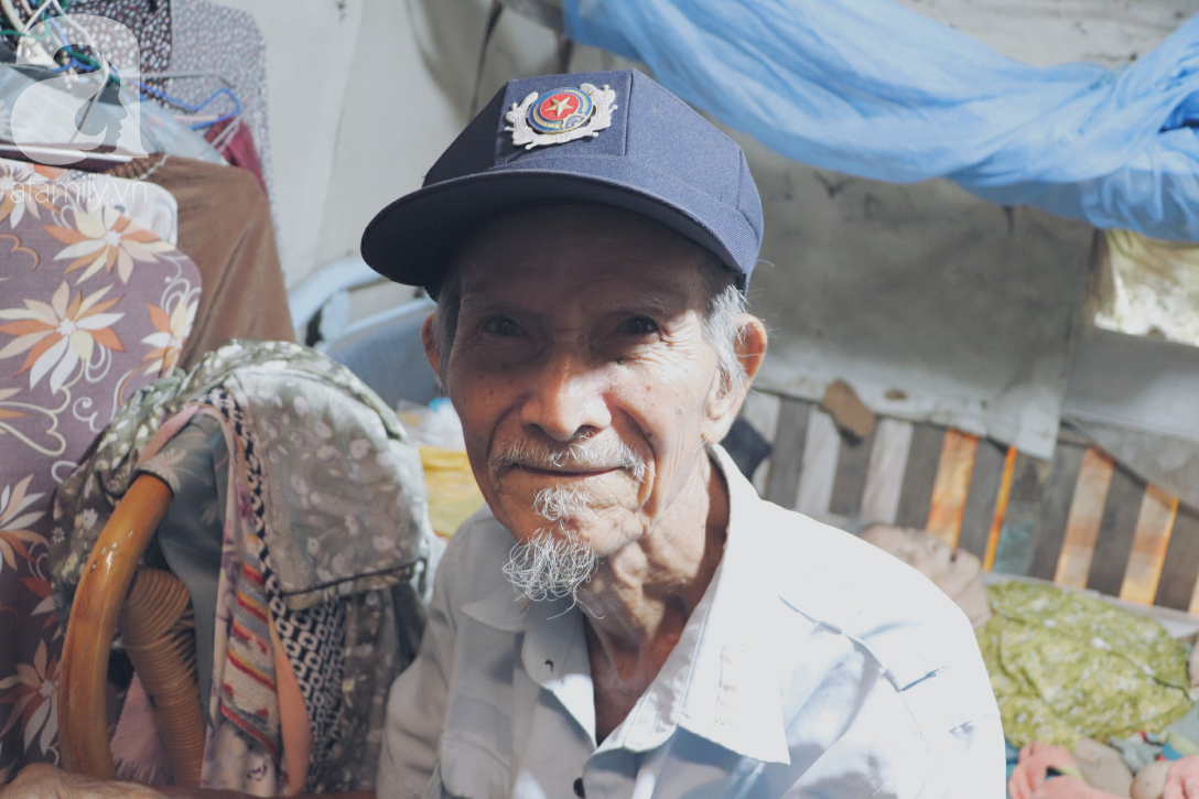 Chuyện tình sâu đậm của ông cụ 85 tuổi, hàng ngày đi lượm ve chai, bán vé dò nuôi vợ liệt giường