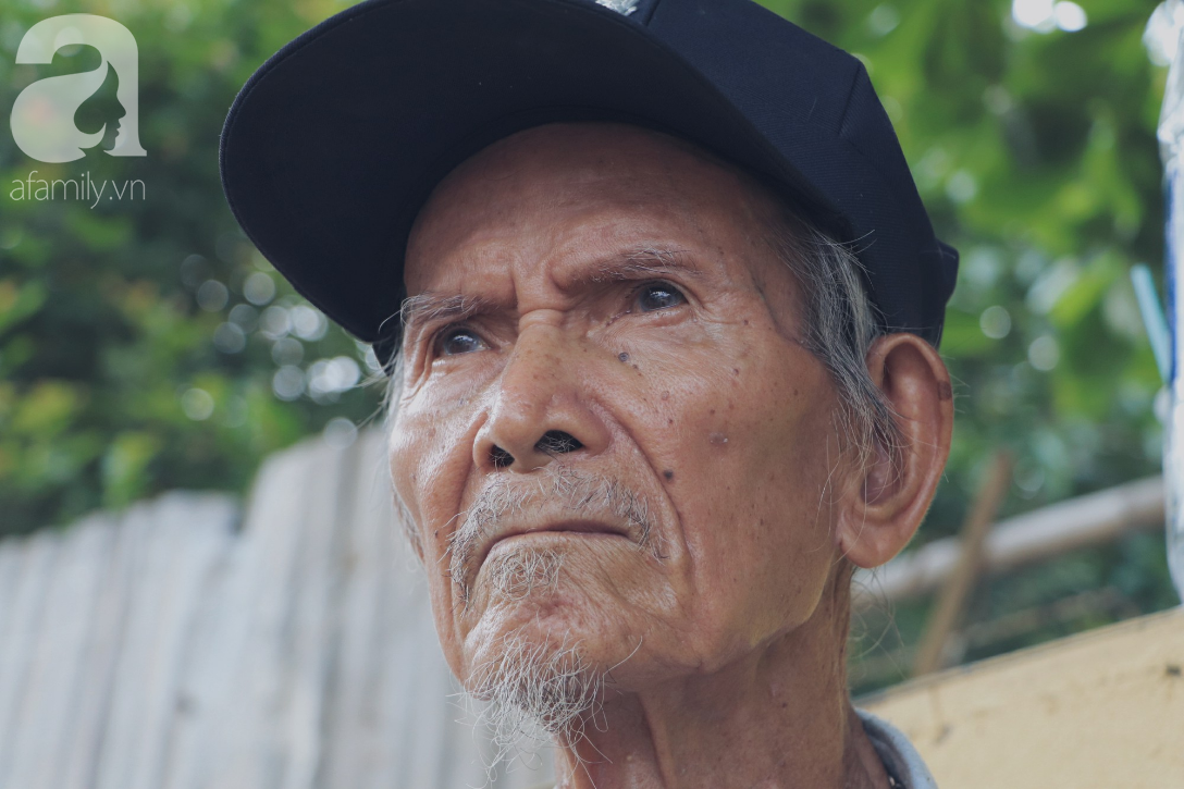 Chuyện tình sâu đậm của ông cụ 85 tuổi, hàng ngày đi lượm ve chai, bán vé dò nuôi vợ liệt giường