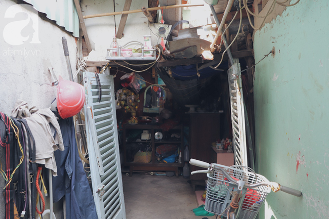 Chuyện tình sâu đậm của ông cụ 85 tuổi, hàng ngày đi lượm ve chai, bán vé dò nuôi vợ liệt giường