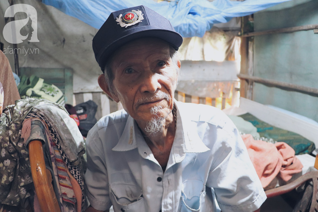 Chuyện tình sâu đậm của ông cụ 85 tuổi, hàng ngày đi lượm ve chai, bán vé dò nuôi vợ liệt giường