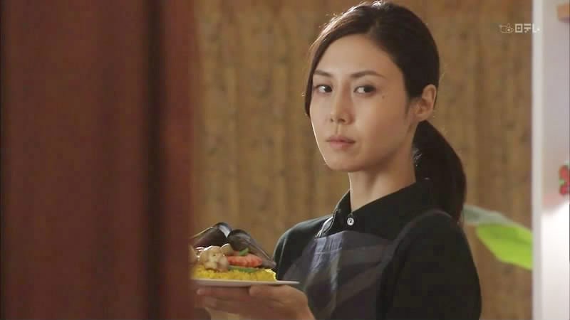 Sáng nào nhìn camera cũng thấy giúp việc ôm chăn rời khỏi phòng khách, nghi ngờ chồng ăn vụng vợ quyết thức cả đêm rình và nhận kết quả không tưởng