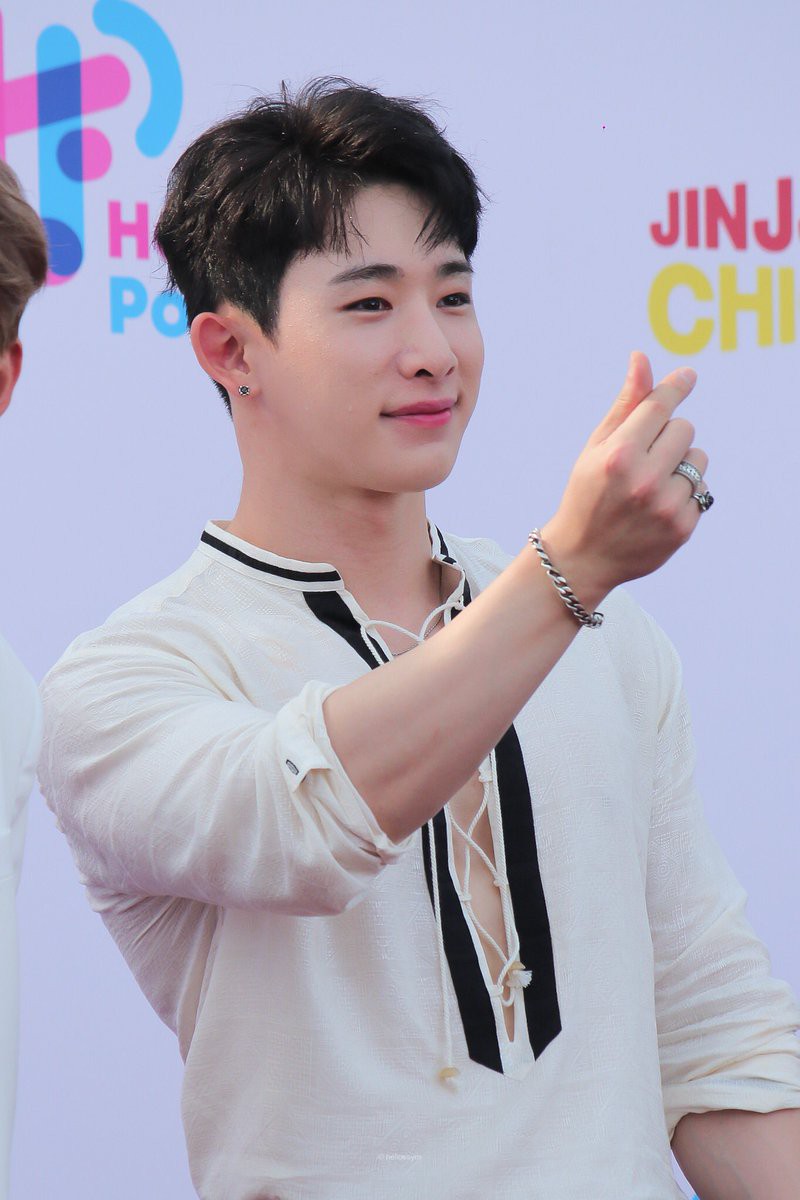 5 idol Hàn cùng mê chiếc áo xẻ sâu khoe ngực, cá biệt có 2 người còn đụng hàng luôn trên thảm đỏ