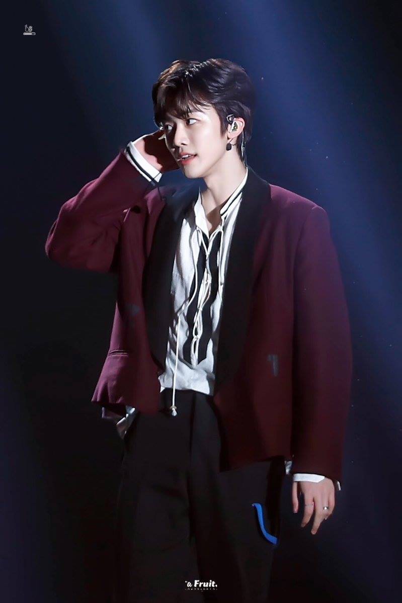 5 idol Hàn cùng mê chiếc áo xẻ sâu khoe ngực, cá biệt có 2 người còn đụng hàng luôn trên thảm đỏ