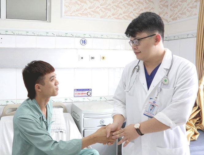 Thanh niên 18 tuổi bị đinh dài 7 cm du lịch từ vai xuống tận phổi